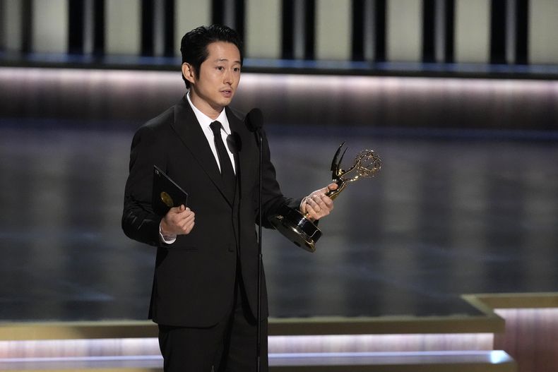 Steven Yeun recibe el premio a mejor actor de reparto en una serie limitada, antología o película para televisión por Beef en la 75a edición de los Premios Emmy el lunes 15 de enero de 2024 en el Teatro Peacock de Los Ángeles. (Foto AP/Chris Pizzello)