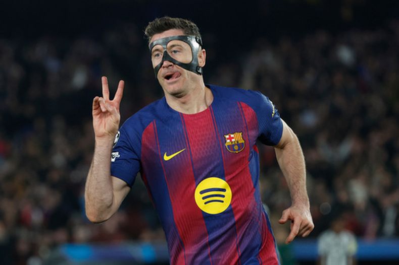 Robert Lewandowski celebra luego de anotar el sexto gol del Barcelona en el partido contra Newcastle en los octavos de final de la Liga de Campeones, el miércoles 18 de marzo de 2026, en Barcelona. (AP Foto/Joan Monfort)