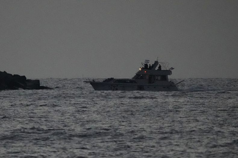 Fuerzas navales israelíes llevan una embarcación confiscada de la flotilla que se dirigía a Gaza al puerto israelí de Ashdod tras interceptarla en el mar Mediterráneo, el 19 de mayo de 2026. (AP Foto/Ariel Schalit)