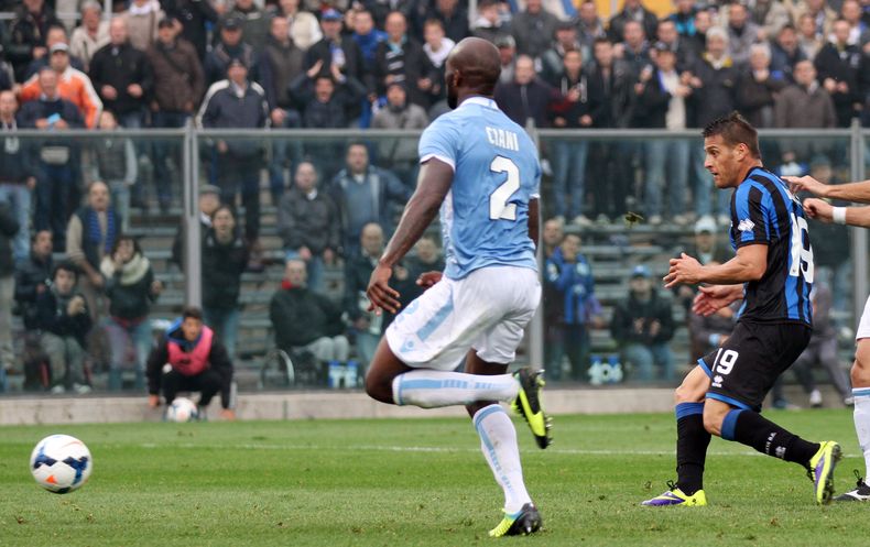 El argentino Germ&aacute;n Denis, derecha, del Atalanta anota durante un partido frente al Lazio en Bergamo, Italia, el domingo 20 de octubre de 2013. (Foto AP/Felice Calabro)