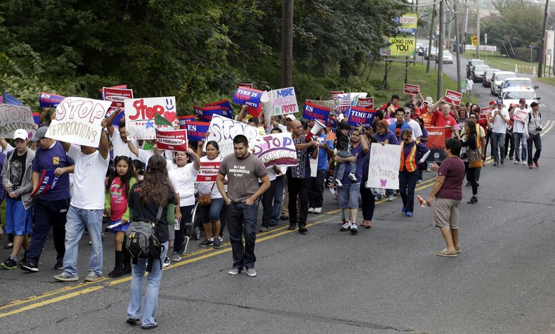 Partidarios de la reforma a la ley de inmigraci&oacute;n marchan el s&aacute;bado 5 de octubre de 2013, en Freehold, Nueva Jersey. (Foto AP/Julio Cortez)