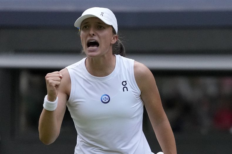 Iga Swiatek celebra tras derrotar a Belinda Bencic en los cuartos de final del torneo de Wimbledon, el domingo 9 de julio de 2023, en Londres. (AP Foto/Kirsty Wigglesworth)