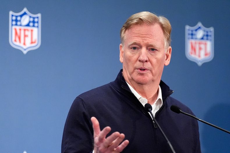El comisionado Roger Goodell durante una rueda de prensa en las reuniones de los dueños de equipos de la NFL, el miércoles 21 de octubre de 2026, en Nueva York. (AP Foto/Yuki Iwamura)