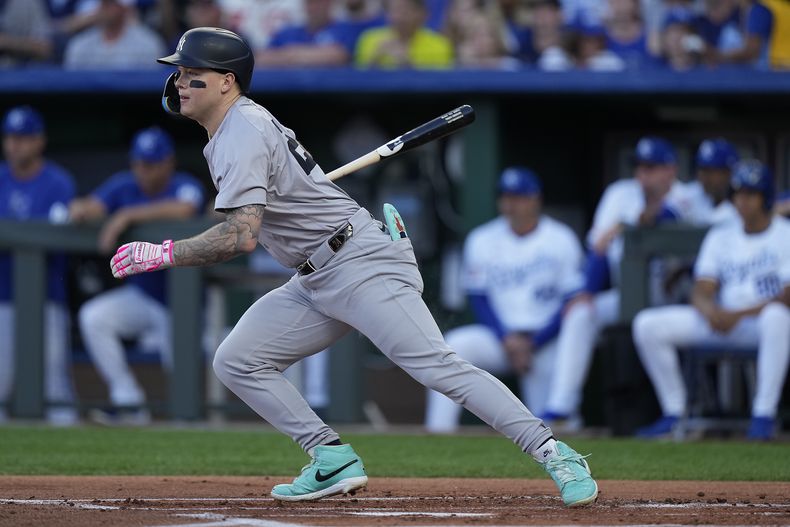 Alex Verdugo, de los Yankees de Nueva York, corre a primera después de conectar sencillo con el que produjo una carrera durante la primera entrada del juego de béisbol en contra de los Reales de Kansas City, el lunes 10 de junio de 2024, en Kansas City, Missouri. (AP Foto/Charlie Riedel)