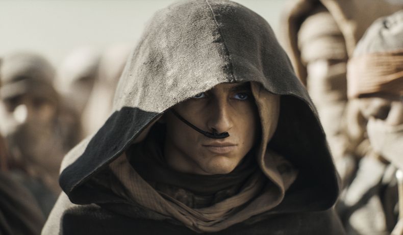 En esta imagen proporcionada por Warner Bros. Pictures, Timothee Chalamet en una escena de Dune: Part Two. (Niko Tavernise/Warner Bros. Pictures vía AP)
