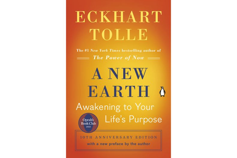 Esta imagen de portada proporcionada por Penguin Life muestra “A New Earth: Awakening to Your Life Purpose” (“Una nueva Tierra: un despertar al propósito de su vida”) de Eckhart Tolle. (Penguin Life via AP)