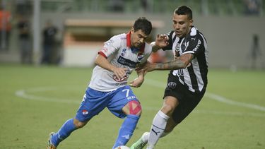 americateve | Nicol&aacute;s Otamendi del Atl&eacute;tico Mineiro de Brasil (derecha) disputa un bal&oacute;n con Juli&aacute;n Ben&iacute;tez del Nacional de Paraguay en la Copa Libertadores el mi&eacute;rcoles 19 de marzo de 2014. (AP Foto/Eugenio Savio)