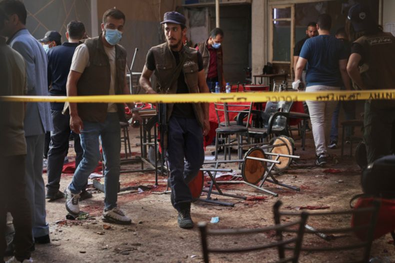 Las fuerzas de seguridad sirias inspeccionan el lugar tras la detonación de un artefacto explosivo en una cafetería cercana al complejo principal de los tribunales en Damasco, Siria, el jueves 2 de julio de 2026 (Foto AP/Ghaith Alsayed).