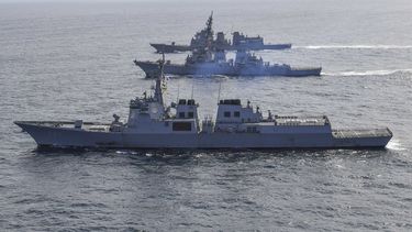 En esta imagen proporcionada por el Ministerio surcoreano de Defensa, el destructor surcoreano Yulgok Yi I, abajo, el destructor estadounidense de misiles guiados USS Benfold y el destructor Atago de las Fuerzas japonesas de Autodefensa, al fondo, durante una misión conjunta de maniobras de misiles de Corea del Sur, Estados Unidos y Japón, en aguas internacionales al este de la Península de Corea, el lunes 17 de abril de 2023. (Ministerio surcoreano de Defensa via AP)