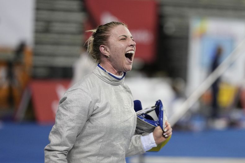 ARCHIVO - La ucraniana Olga Kharlan festeja luego de vencer a la francesa Cyrielle Rioux en el gran premio de esgrima en Seúl, el 29 de abril de 2023 (AP Foto/Lee Jin-man, archivo)