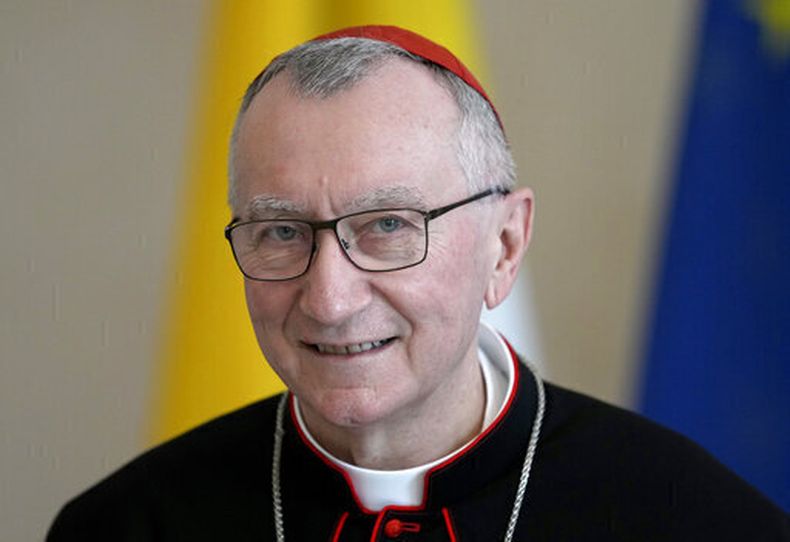 ARCHIVO - El secretario de Estado del Vaticano, el cardenal Pietro Parolin, sonríe al ser recibido por el presidente de Alemania, Frank-Walter Steinmeier, en una reunión en el palacio de Bellevue en Berlín, Alemania, el martes 29 de junio de 2021. (AP Foto/Michael Sohn, archivo)