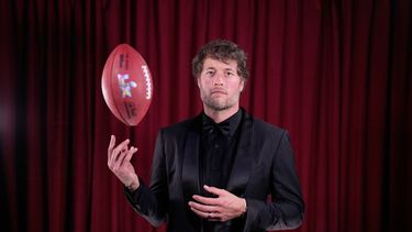 ARCHIVO - Matthew Stafford, quarterback de los Rams de Los Ángeles, posa después de ganar el Premio AP al Jugador Más Valioso de la NFL en la ceremonia de los NFL Honors, el 5 de febrero de 2026, en San Francisco. (AP Foto/Matt York, Archivo)
