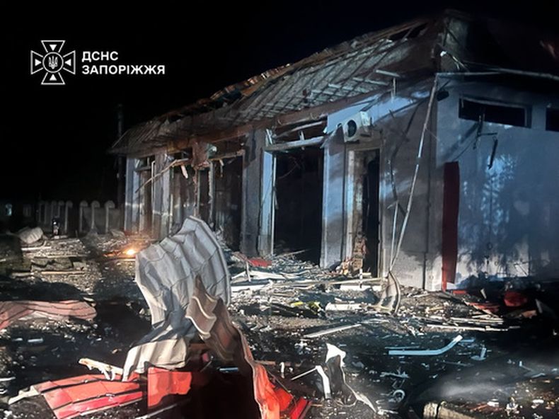 En esta imagen proporcionada por los Servicios Ucranianos de Emergencia el martes 22 de septiembre de 2026, un edificio se ve dañado tras un ataque ruso en Zaporiyia, Ucrania. (Servicios Ucranianos de Emergencia via AP)