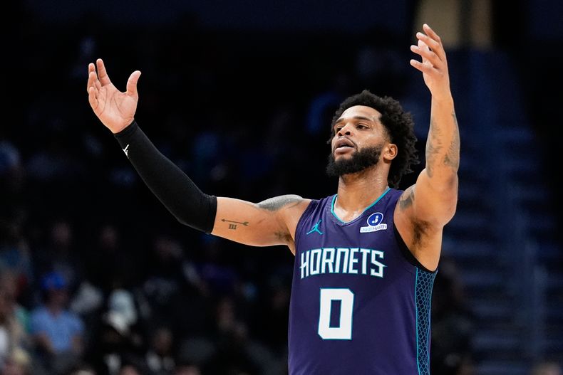 Miles Bridges, de los Hornets de Charlotte, celebra después de encestar contra los Bucks de Milwaukee durante la segunda mitad del juego de baloncesto de la NBA, el miércoles 12 de noviembre de 2025, en Charlotte, Carolina del Norte. (AP Foto/Chris Carlson)