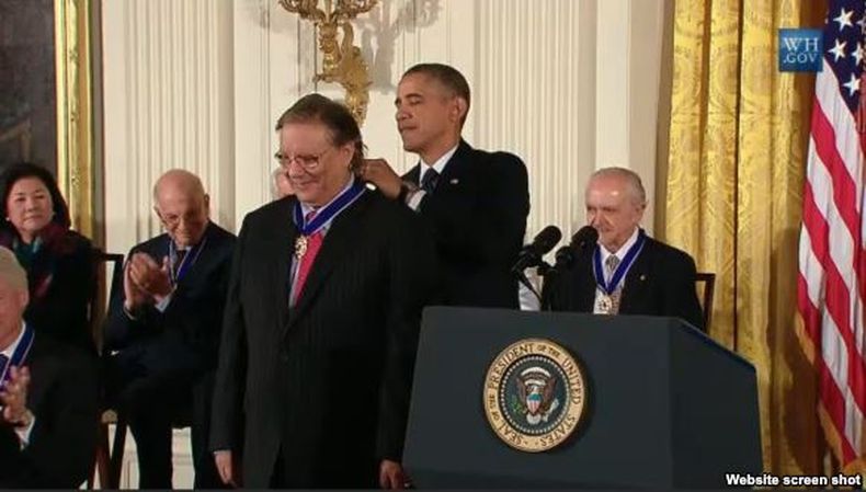El compositor, pianista y trompetista de jazz cubano Arturo Sandoval recibió la Medalla Presidencial de la Libertad por parte del presidente Barack Obama en reconocimiento a su contribución a la sociedad con su talentosa música.