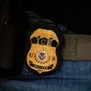 La placa de un agente del Servicio de Inmigración y Control de Aduanas fuera de un tribunal de inmigración en el Edificio Federal Jacob K. Javits, el 10 de junio de 2025, en Nueva York. (AP Foto/Yuki Iwamura, Archivo)
