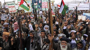 Simpatizantes hutíes gritan consignas durante una marcha reciente contra Estados Unidos e Israel, el 18 de abril de 2025, en Saná, Yemen. (AP Foto/Osamah Abdulrahman)