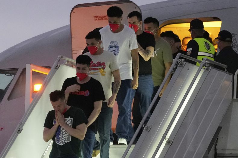 Migrantes deportados hace meses por el gobierno estadounidense a El Salvador llegan al Aeropuerto Internacional Simón Bolívar en Maiquetía, Venezuela, el 18 de julio de 2025. (AP Foto/Ariana Cubillos)