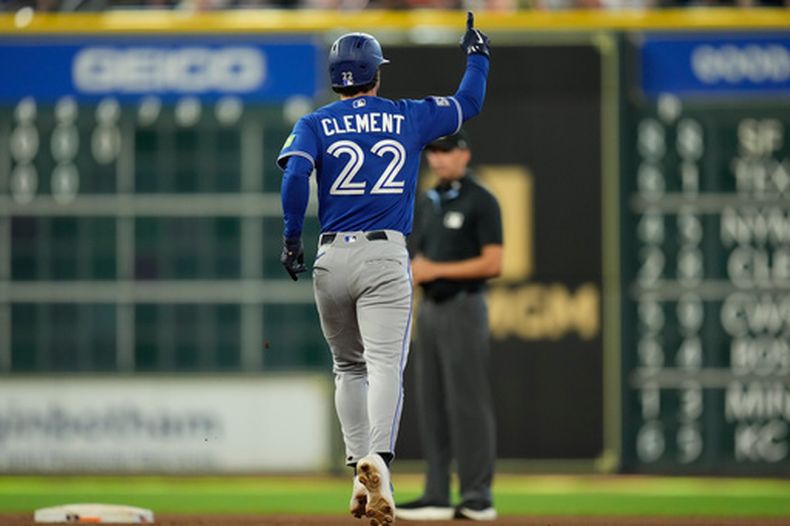 Ernie Clement, de los Azulejos de Toronto, corre las bases después de batear un jonrón durante la décima entrada del juego de béisbol de Grandes Ligas contra los Astros de Houston, el miércoles 5 de agosto de 2026, en Houston.(AP Foto/Ashley Landis)