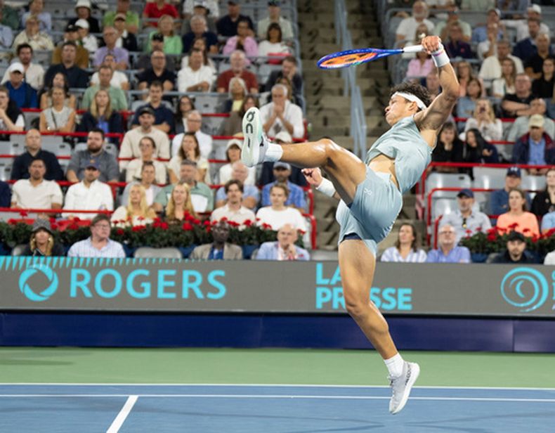 El estadounidense Ben Shelton remata ante su compatriota Learner Tien en la semifinal del National Bank Open en Montreal, el miércoles 12 de agosto de 2026 (Christinne Muschi/The Canadian Press via AP)