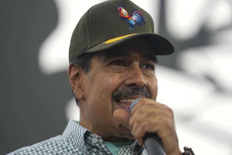 El presidente venezolano Nicolás Maduro habla con miembros jóvenes del Partido Socialista Unido de Venezuela durante un evento de la agrupación política, el jueves 12 de septiembre de 2024, en Caracas, Venezuela. (AP Foto/Ariana Cubillos)