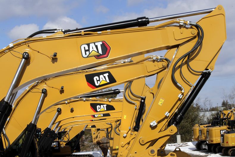 ARCHIVO – Excavadoras con el logotipo CAT de Caterpillar Inc., se muestran en la distribuidora Milton CAT en Londonderry, Nueva Hampshire, el 20 de febrero de 2020. (AP Foto/Charles Krupa, Archivo)