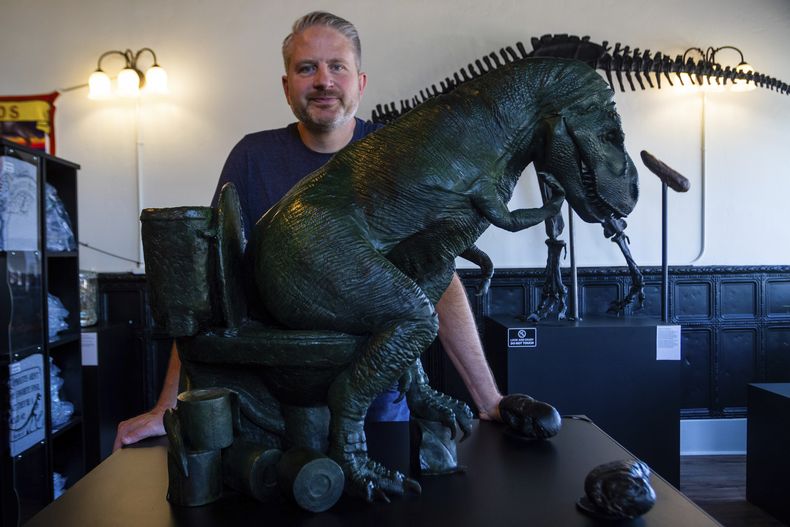 El presidente y curador George Frandsen posa para una fotografía dentro de su Poozeum, el viernes 7 de junio de 2024 en Williams, Arizona. El museo en el norte de Arizona a lo largo de la Ruta 66 presenta heces fosilizadas de animales prehistóricos. Frandsen ha recolectado fósiles conocidos como coprolitos durante casi tres décadas. Su museo presenta aproximadamente 7.000 fósiles, incluido uno que se sospecha que pertenece a un tiranosaurio rex. Frandsen posee dos títulos del Libro Guinness de los Récords Mundiales por partes de su colección. (Foto AP/Ty ONeil)