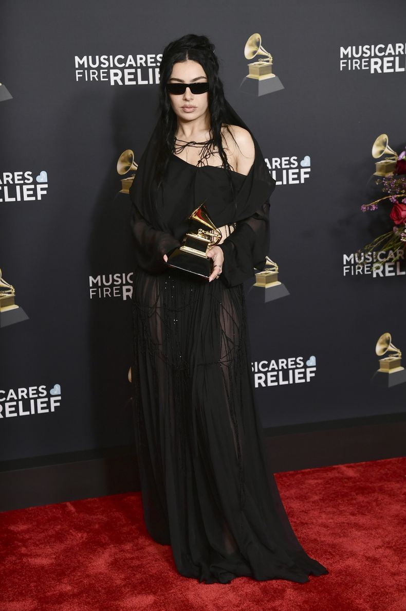 Charli XCX posa en la sala de prensa con el premio a la mejor grabación de dance pop por Von Dutch, durante la 67ª entrega anual de los premios Grammy el domingo 2 de febrero de 2025 en Los Ángeles. (Foto Richard Shotwell/Invision/AP)