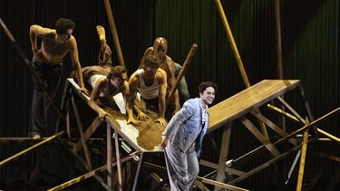 En esta imagen proporcionada por la Ópera Metropolitana, Daniela Mack como Federico García Lorca en una escena de Ainadamar de Golijov, que se estrenará en la ópera el 15 de octubre. (Marty Sohl/The Metropolitan Opera via AP)