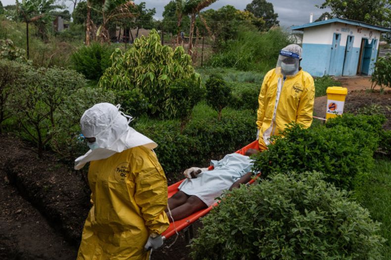 Personal médico traslada a un paciente con ébola a un centro de tratamiento, el jueves 21 de mayo de 2026, en Rwampara, República Democrática del Congo. (AP Foto/Moses Sawasawa)