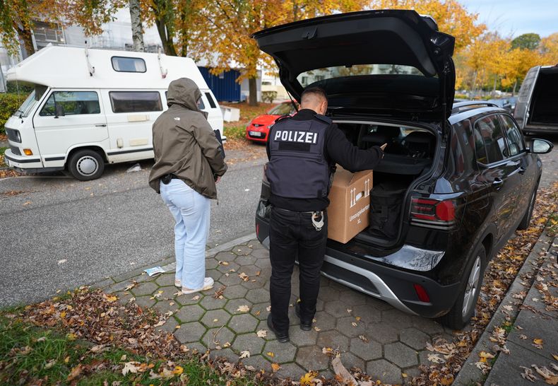 Agentes de policía trasladan material incautado en un departamento en el distrito de Mümmelmannsberg tras un cateo, en Hamburgo, Alemania, el 5 de noviembre de 2025. (Marcus Brandt/dpa via AP)
