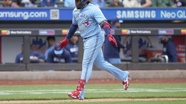 Vladimir Guerrero Jr. de los Azulejos de Toronto tras batear un jonrón solitario ante los Mets de Nueva York, el domingo 4 de junio de 2023, en Nueva York. (AP Foto/John Minchillo)