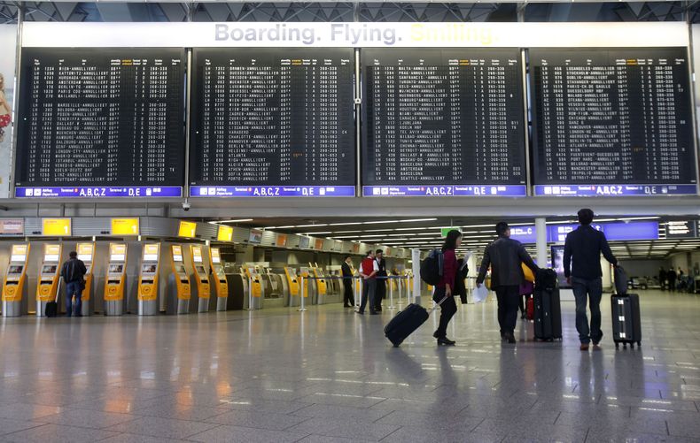 Una terminal casi vac&iacute;a en el aeropuerto de Frankfurt durante una huelga de empleados p&uacute;blicos el 27 de marzo de 2014. La aerol&iacute;nea alemana Lufthansa cancelar&aacute; 3.800 vuelos por un paro de tres d&iacute;as del sindicato de pilot