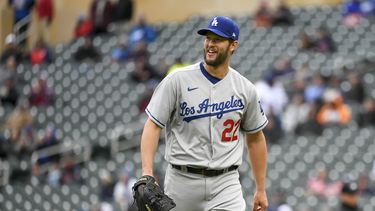 Kershaw sale tras el 7mo estando perfecto, Dodgers ganan