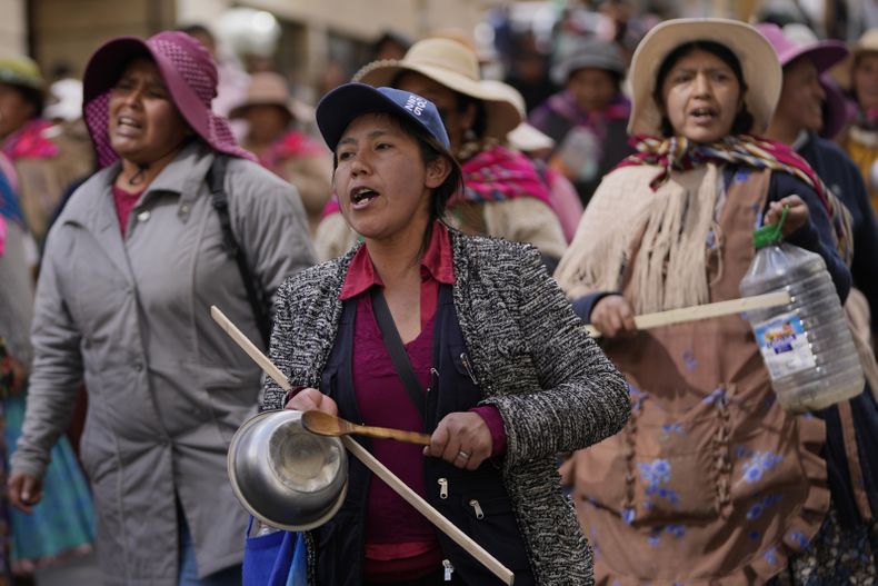 Un comerciante grita consignas durante una protesta contra la crisis económica en La Paz, Bolivia, el lunes 9 de junio de 2025. (Foto AP/Juan Karita)