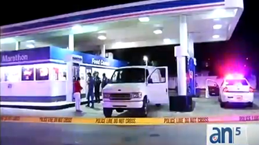 americateve | La policía dio a conocer el video de vigilancia de dos hombres enmascarados y armados que asaltaron una gasolinera de Alapatah la madrugada del lunes.