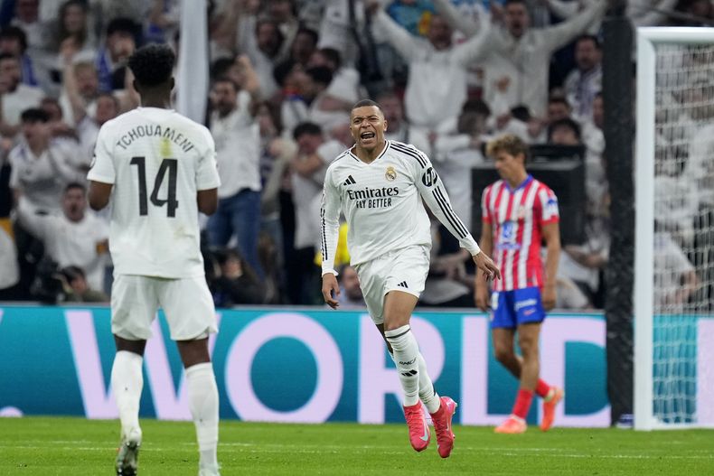 Kylian Mbappe del Real Madrid celebra tras anotar en el derbi ante el Atlético de Madrid en la liga española el sábado 8 de febrero del 2025. (AP Foto/Manu Fernandez)