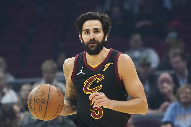 ARCHIVO - Foto del 23 de octubre del 2021, Ricky Rubio de los Cavaliers de Cleveland avanza con el balón en el encuentro ante los Hawks de Atlanta. El jueves 4 de enero del 2023, Ricky Rubio anuncia su retiro de la NBA. (AP Foto/Tony Dejak, Archivo)