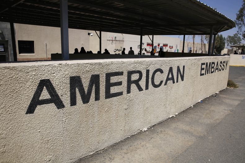 ARCHIVO - Yemeníes reunidos afuera de la entrada principal de la embajada de EEUU en Saná, Yemen, el jueves 8 de octubre de 2015. (AP Foto/Hani Mohammed, Archivo)
