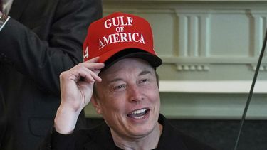 Elon Musk habla en una reunión del Gabinete en la Casa Blanca, el miércoles 30 de abril de 2025, en Washington. (AP Foto/Evan Vucci)