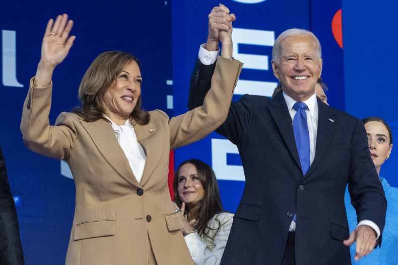 La nominada demócrata a candidata presidencial, la vicepresidenta de Estados Unidos, Kamala Harris (izquierda), saluda con el presidente, Joe Biden, en la Convención Nacional Demócrata, el 19 de agosto de 2024, en Chicago. (AP Foto/Jacquelyn Martin)