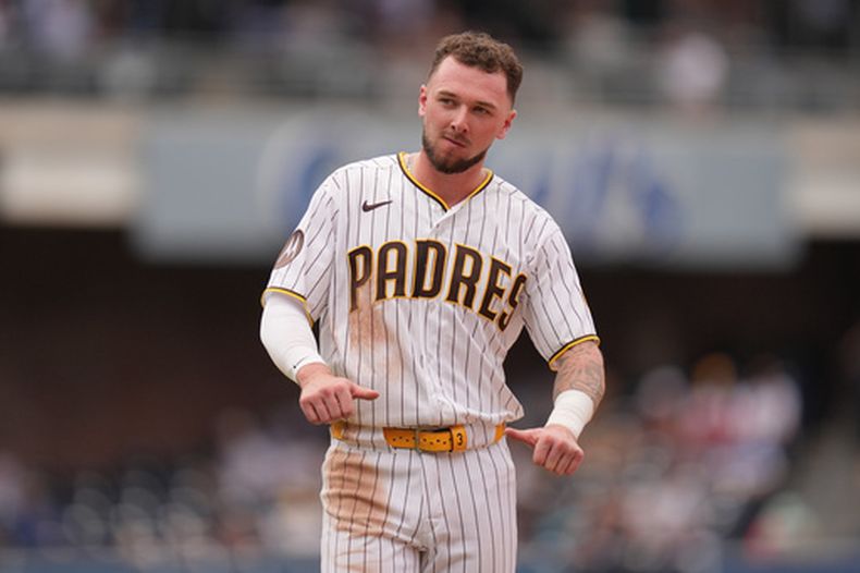 Jackson Merrill, de los Padres de San Diego, bromea al final del octavo inning del juego ante los Nacionales de Washington, el miércoles 9 de septiembre de 2026 (AP Foto/Gregory Bull)