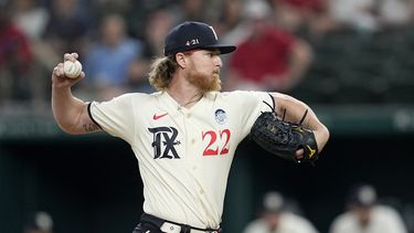 Jon Gray, abridor de los Rangers de Texas, lanza frente a un bateador de los Marineros de Seattle, durante la primera entrada del juego de béisbol, el viernes 2 de junio de 2023, en Arlington, Texas. (AP Foto/Tony Gutierrez)