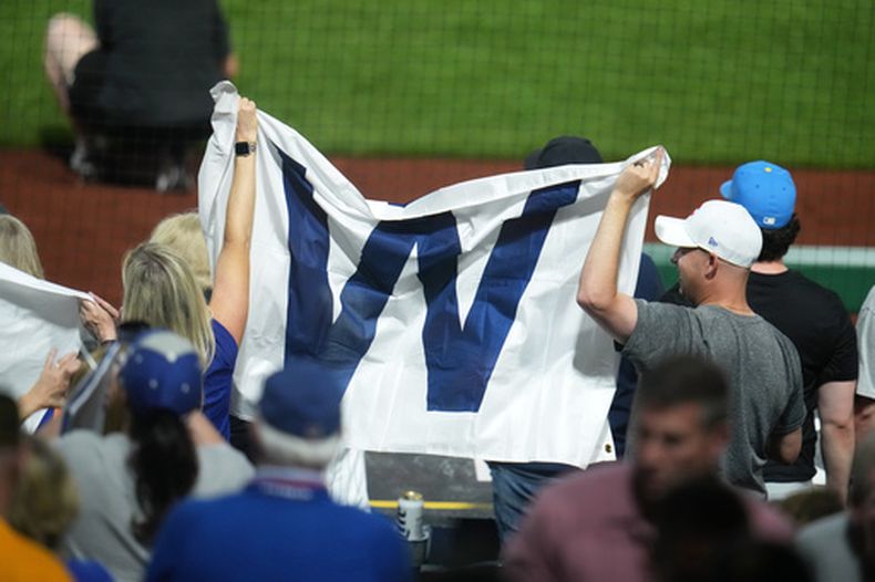 Fanáticos de los Cachorros de Chicago festejan la victoria sobre los Piratas en Pittsburgh, el miércoles 27 de mayo de 2026 (AP Foto/Gene J. Puskar)