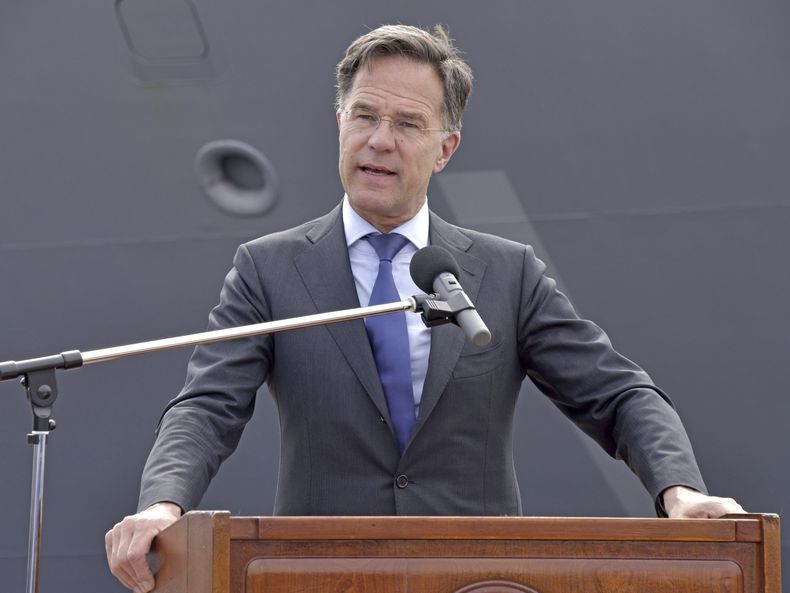 El secretario general de la OTAN, Mark Rutte, habla en una conferencia de prensa durante su visita a la base de la Fuerza de Autodefensa Marítima de Japón en Yokosuka, en el sur de Tokio, el martes 8 de abril de 2025. (Kyodo News via AP)
