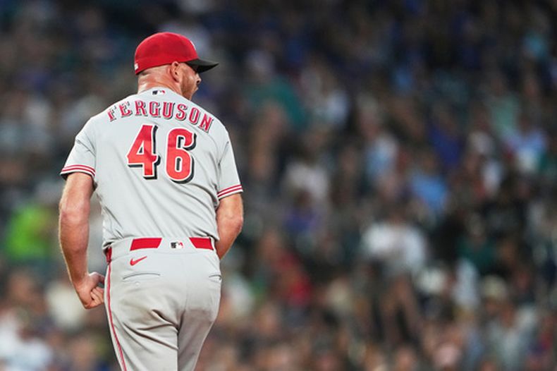 Caleb Ferguson, relevista de los Rojos de Cincinnati, protesta en el séptimo inning del juego ante los Marineros de Seattle, el lunes 20 de julio de 2026 (AP Foto/Lindsey Wasson)