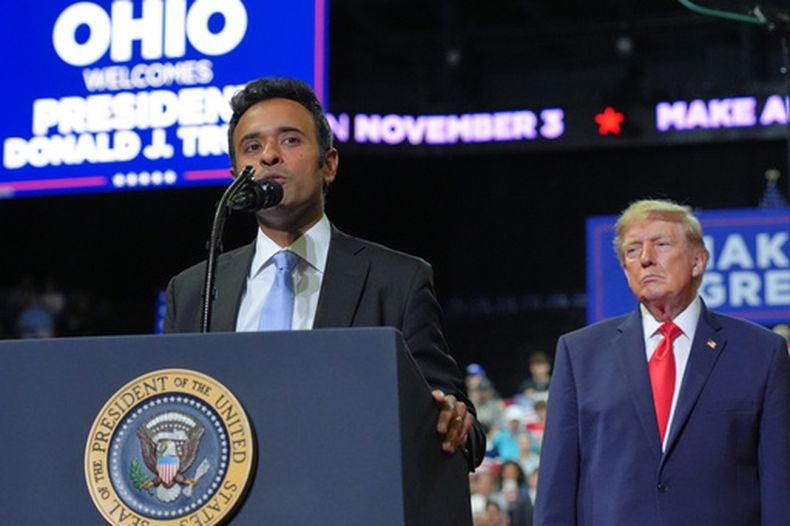 El candidato republicano a la gobernación de Ohio, Vivek Ramaswamy, habla junto con el presidente Donald Trump en un evento de campaña, en Youngstown, Ohio, el 12 de octubre del 2026. (AP foto/Jacquelyn Martin)