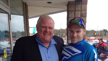 americateve | En esta foto prove&iacute;da por Brody Lisle, el alcalde de Toronto Rob Ford posa para una foto con Lisle en Bracebridge, Ontario, Canad&aacute;, el viernes, 16 de mayo del 2014. (Foto AP/The Canadian Press, Brody Lisle)