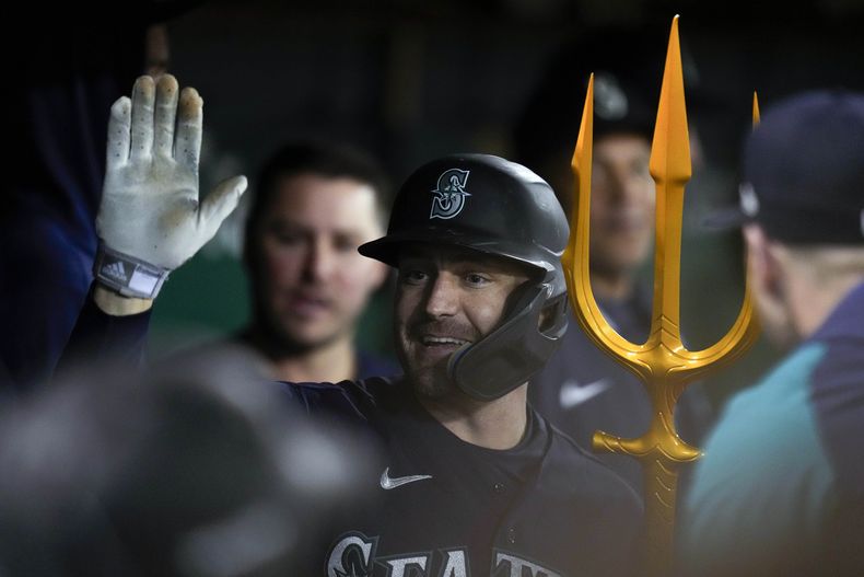AJ Pollock, de los Marineros de Seattle, festeja con un tridente luego de conectar un jonrón en el duelo del martes 2 de mayo de 2023, ante los Atléticos de Oakland (AP Foto/Godofredo A. Vásquez)