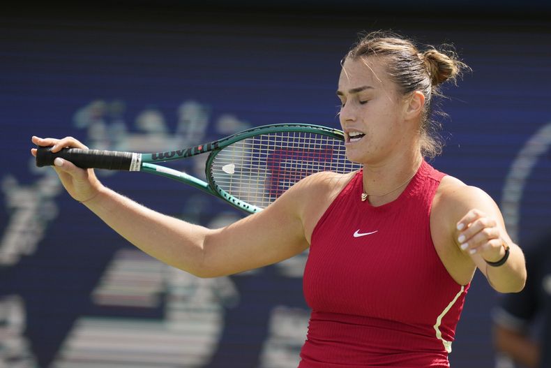 Aryna Sabalenka reacciona durante el partido contra Donna Vekic en el torneo de Dubái, en los Emiratos Árabes Unidos, el martes 20 de febrero de 2024. (AP Foto/Kamran Jebreili)